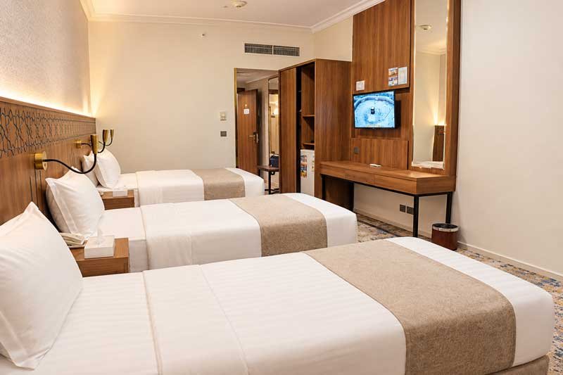 sedrt al triple bed hotel room